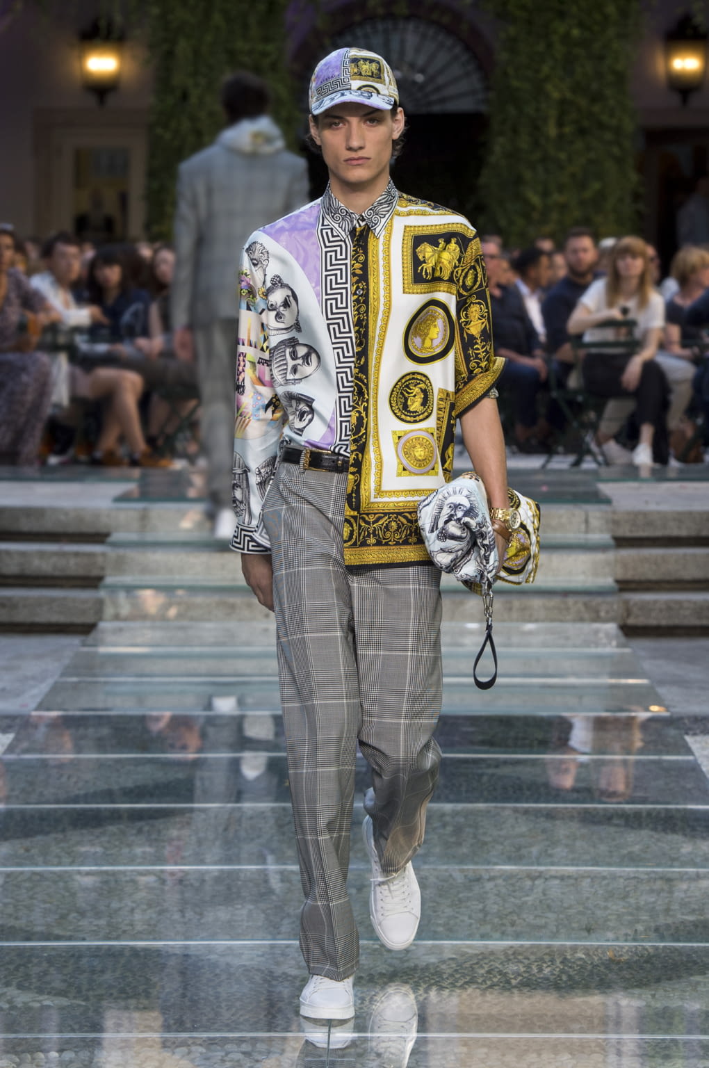 Fashion Week Milan Spring/Summer 2018 look 29 from the Versace collection menswear