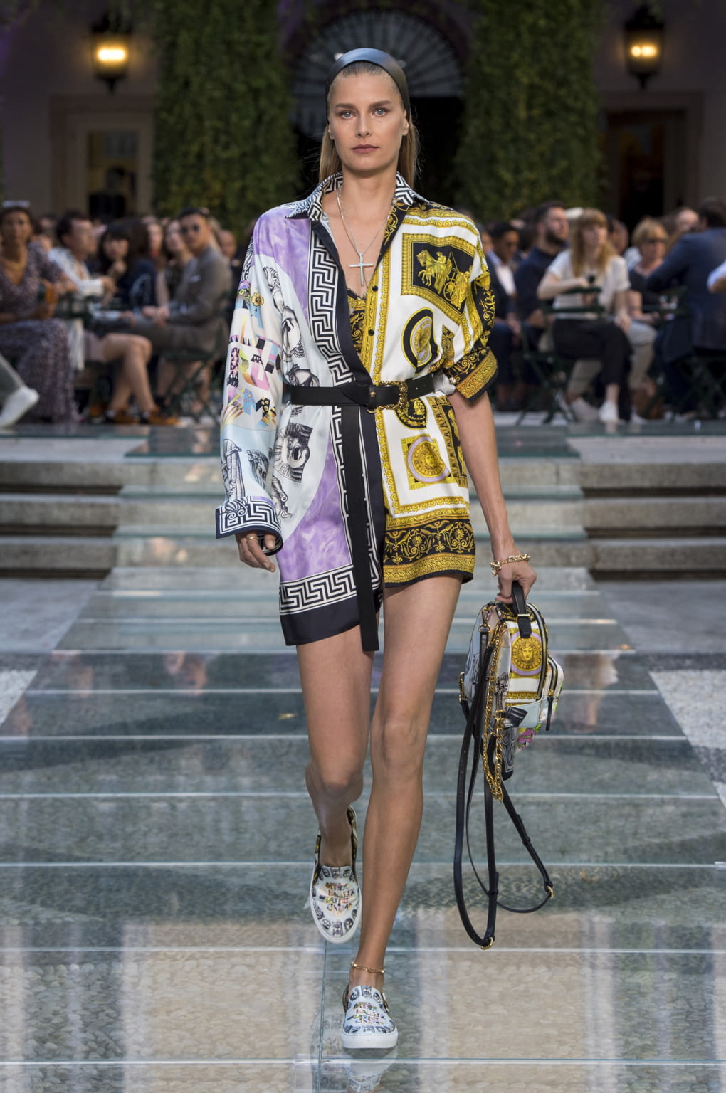 Fashion Week Milan Spring/Summer 2018 look 30 from the Versace collection 男装