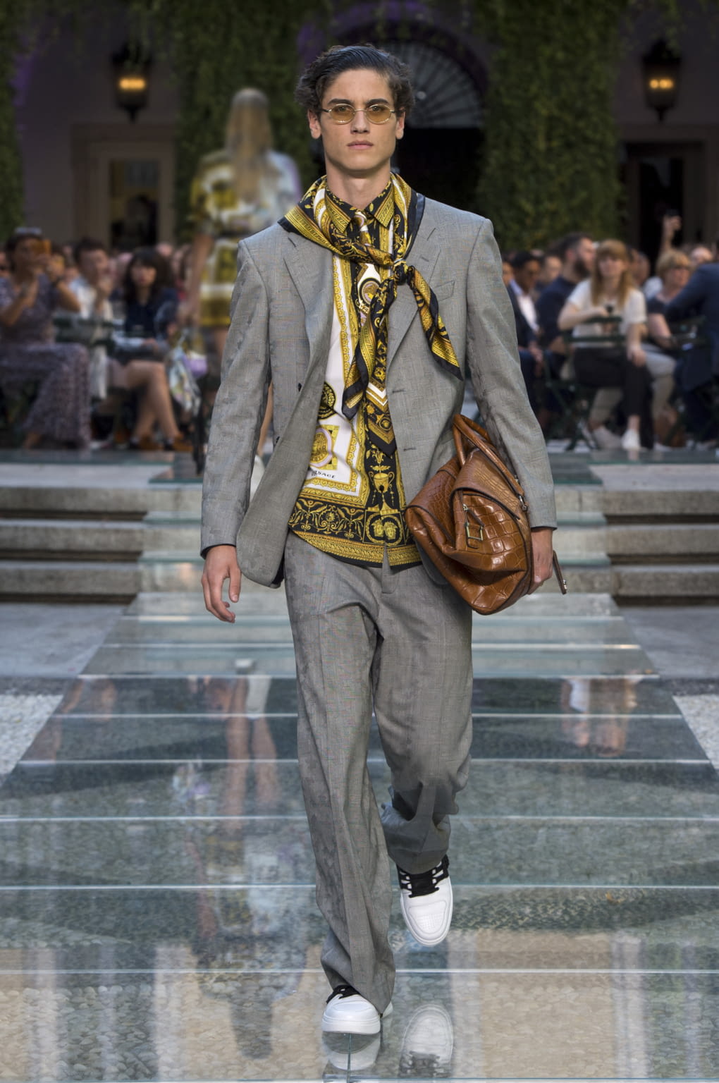 Fashion Week Milan Spring/Summer 2018 look 31 from the Versace collection menswear