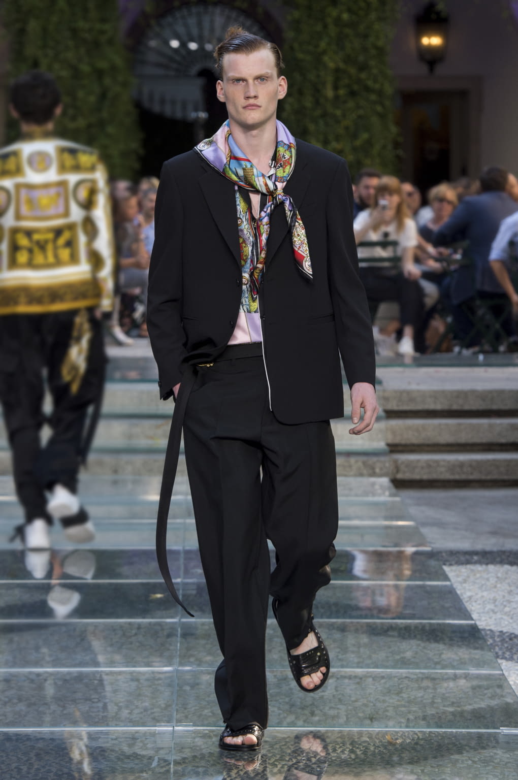 Fashion Week Milan Spring/Summer 2018 look 33 from the Versace collection 男装