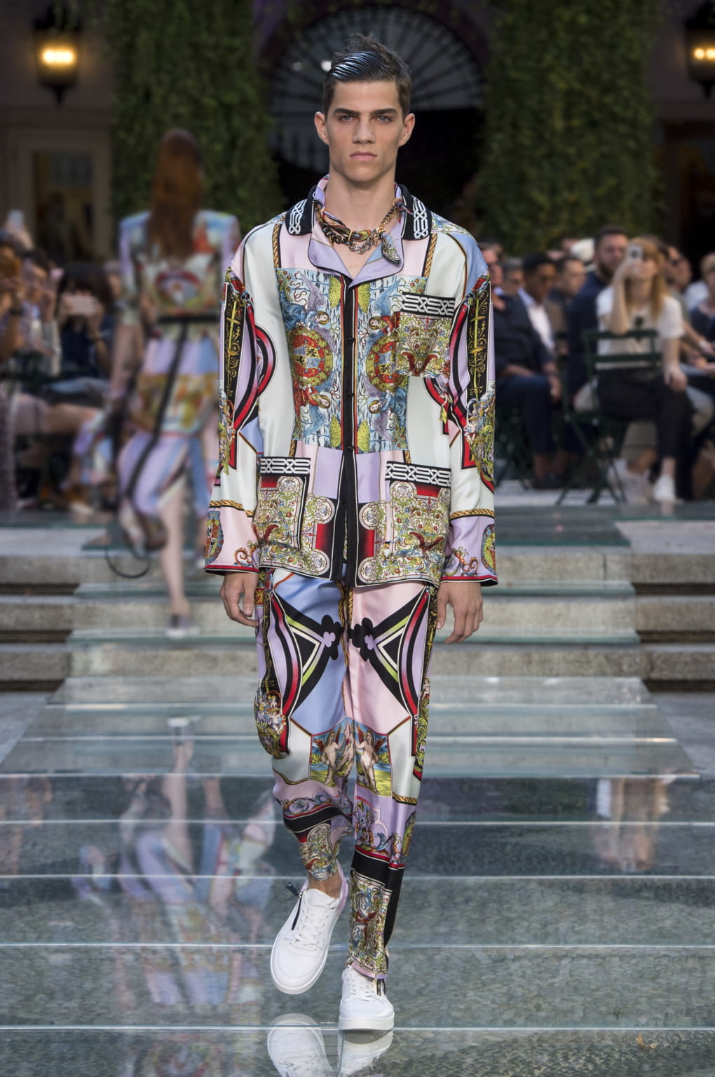 Fashion Week Milan Spring/Summer 2018 look 35 from the Versace collection menswear