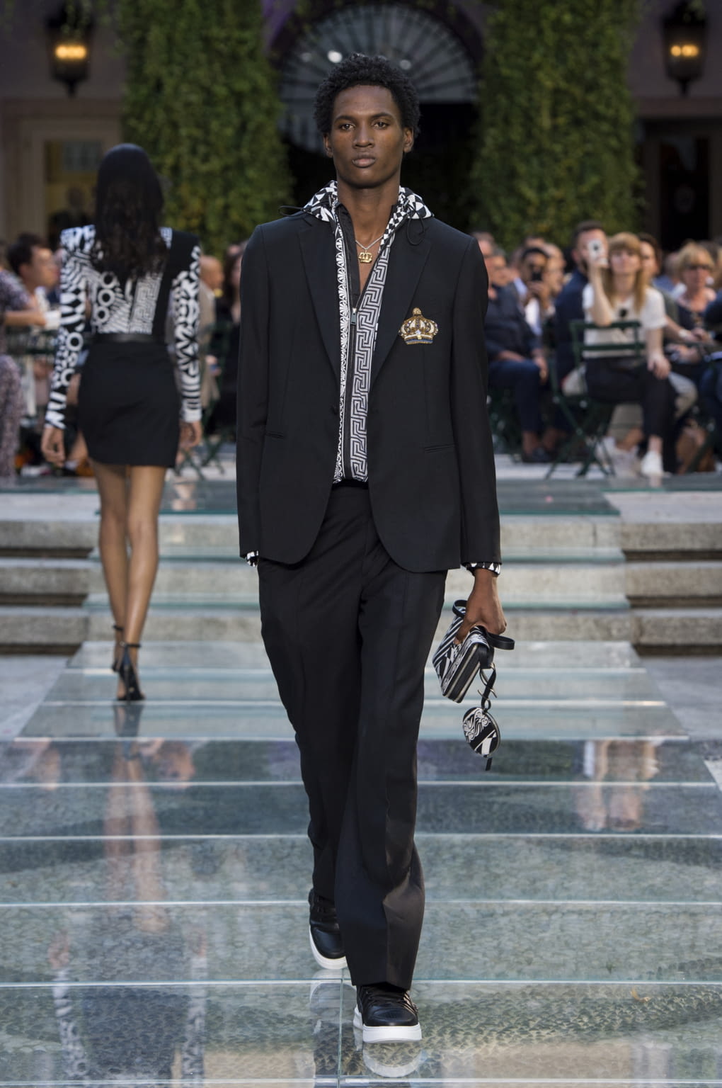 Fashion Week Milan Spring/Summer 2018 look 44 from the Versace collection 男装