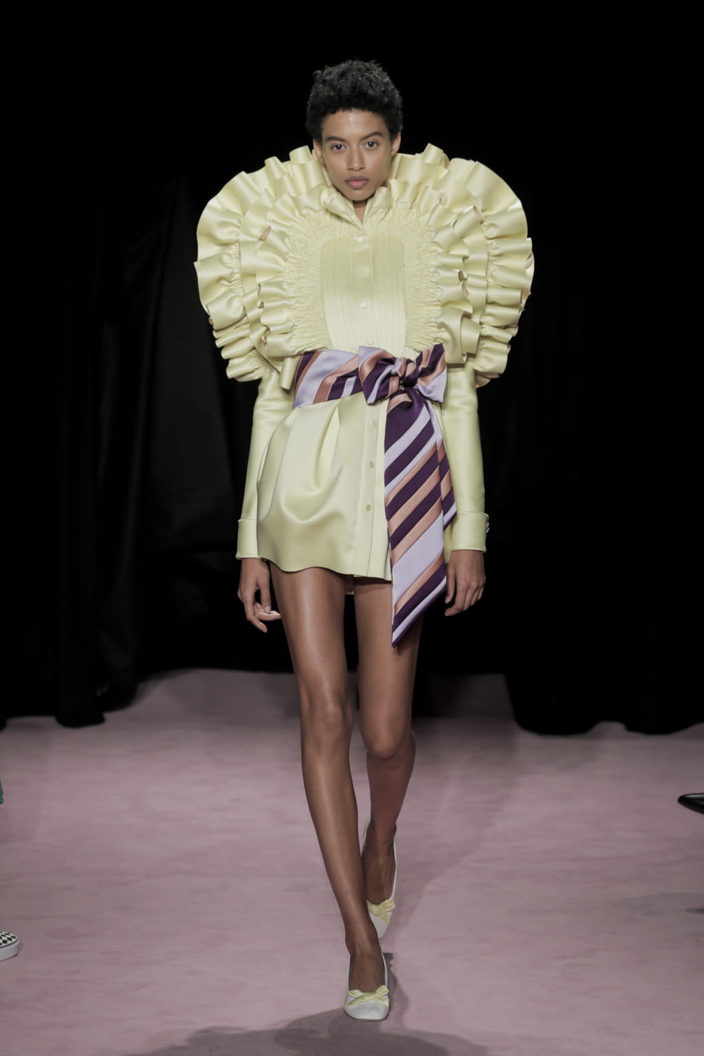 Fashion Week Paris Spring/Summer 2018 look 4 from the Viktor & Rolf collection 高级定制