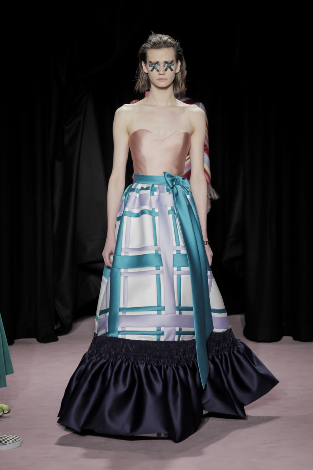 Fashion Week Paris Spring/Summer 2018 look 13 from the Viktor & Rolf collection couture