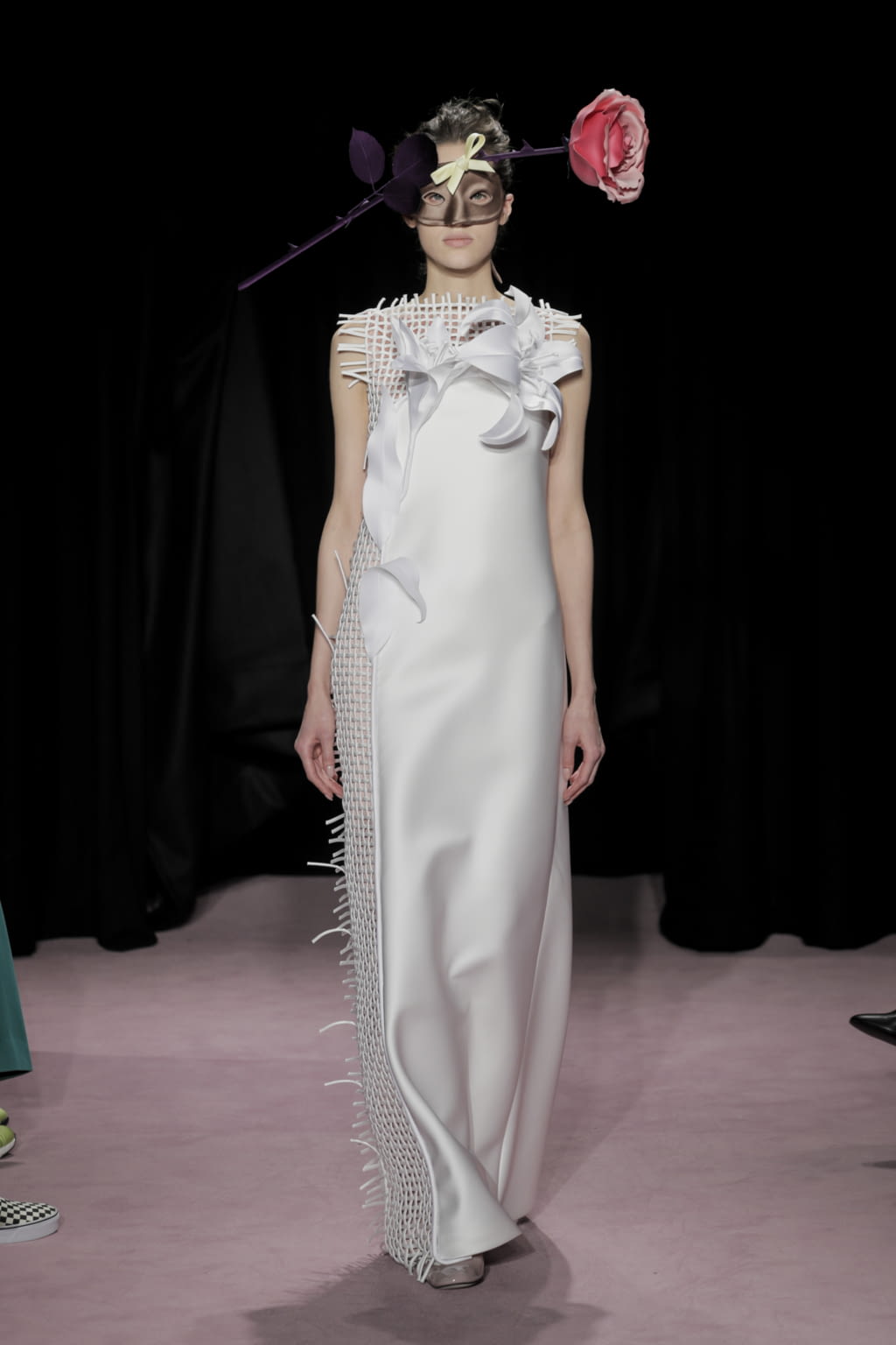 Fashion Week Paris Spring/Summer 2018 look 21 from the Viktor & Rolf collection couture