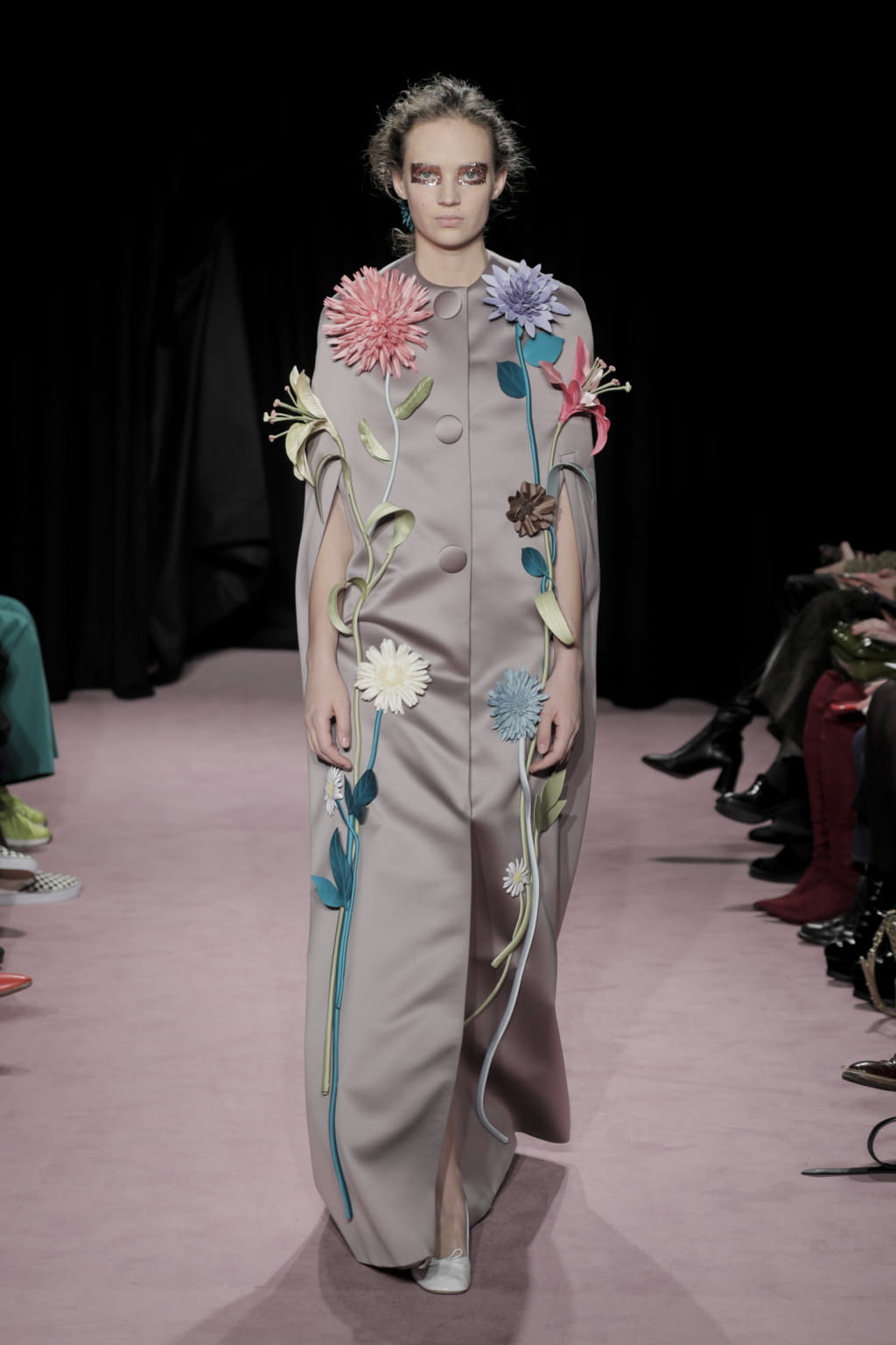 Fashion Week Paris Spring/Summer 2018 look 22 from the Viktor & Rolf collection couture
