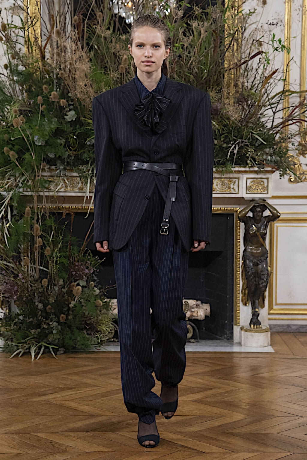 Fashion Week Paris Fall/Winter 2020 look 2 from the Valentin Yudashkin collection womenswear