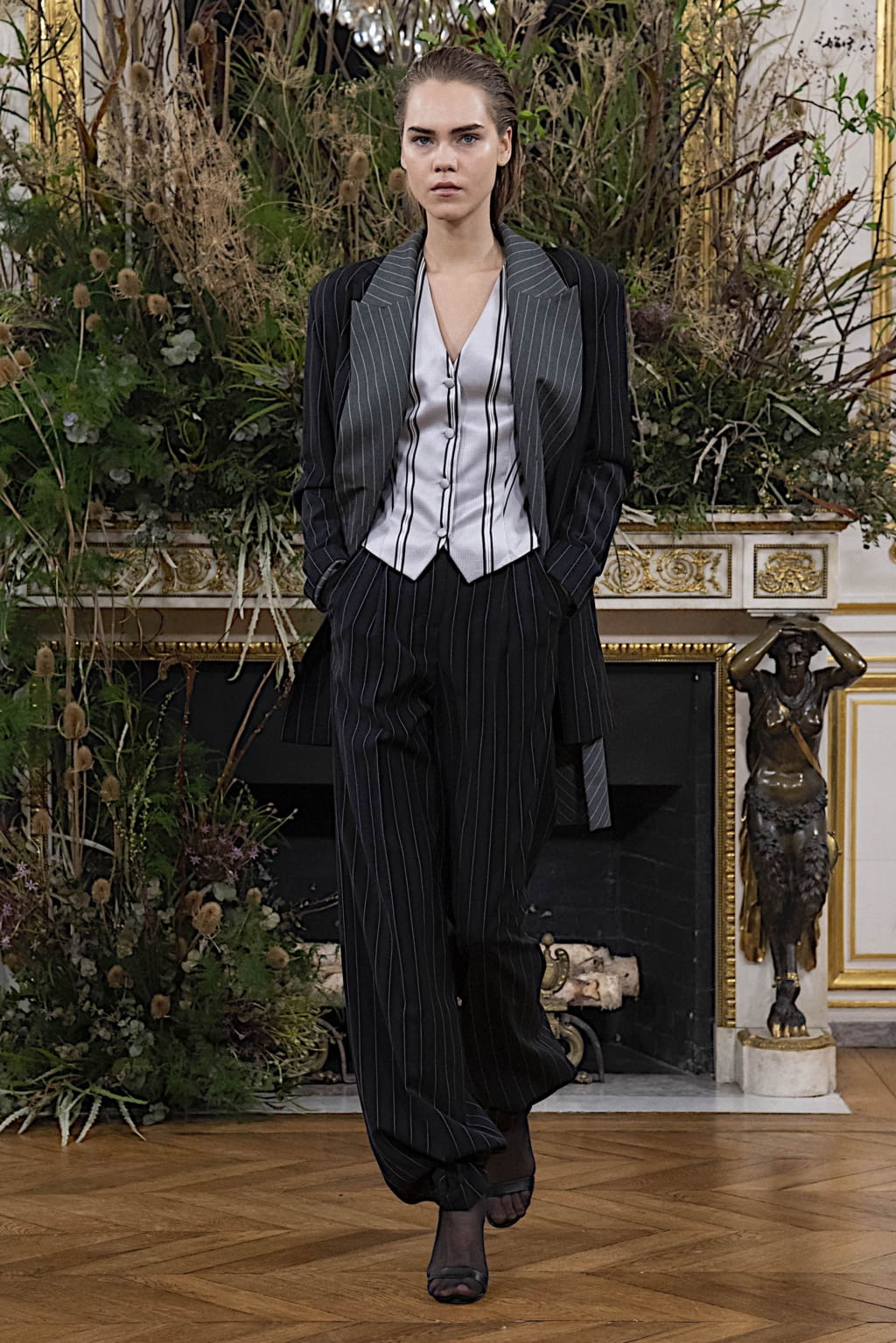 Fashion Week Paris Fall/Winter 2020 look 5 from the Valentin Yudashkin collection 女装