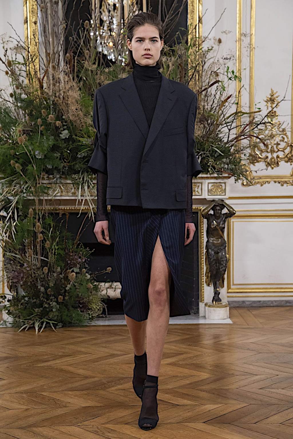 Fashion Week Paris Fall/Winter 2020 look 6 from the Valentin Yudashkin collection 女装
