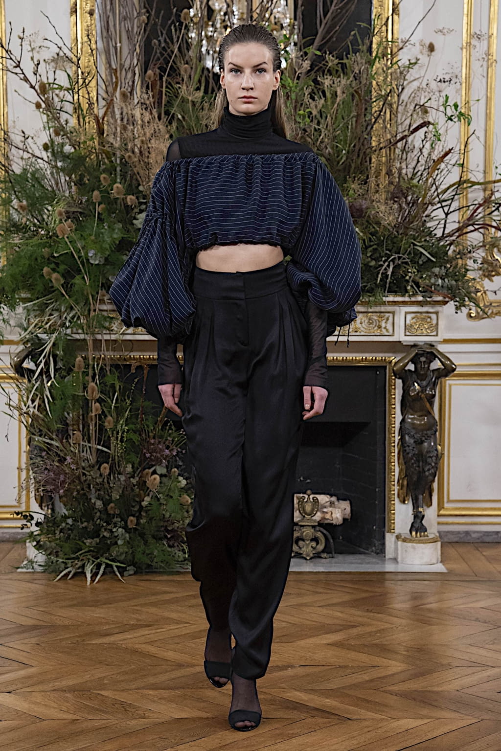 Fashion Week Paris Fall/Winter 2020 look 7 from the Valentin Yudashkin collection 女装