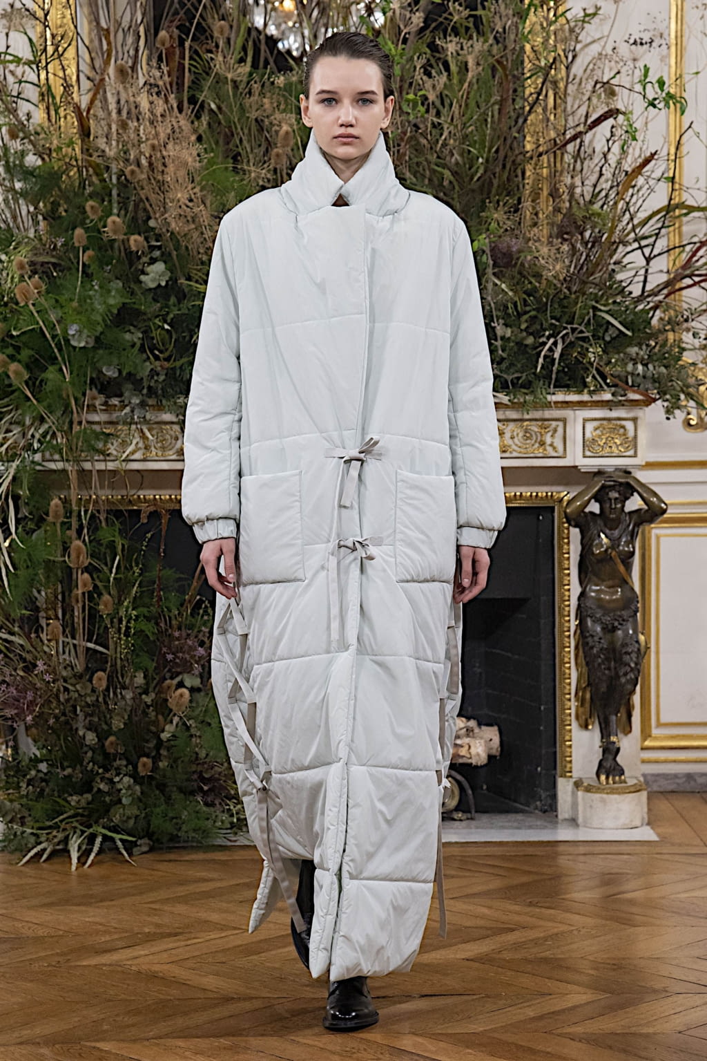 Fashion Week Paris Fall/Winter 2020 look 21 from the Valentin Yudashkin collection 女装