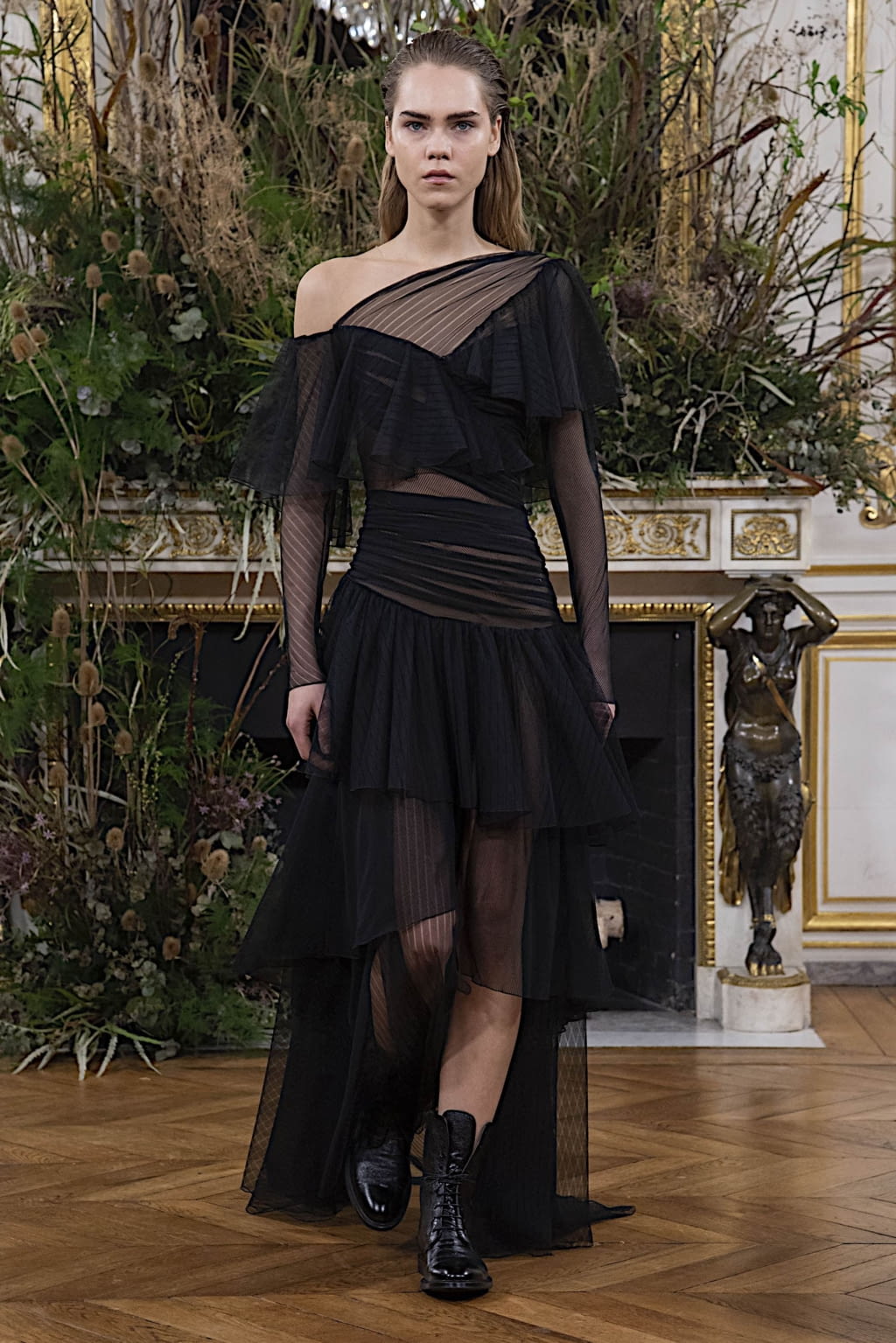 Fashion Week Paris Fall/Winter 2020 look 25 from the Valentin Yudashkin collection womenswear