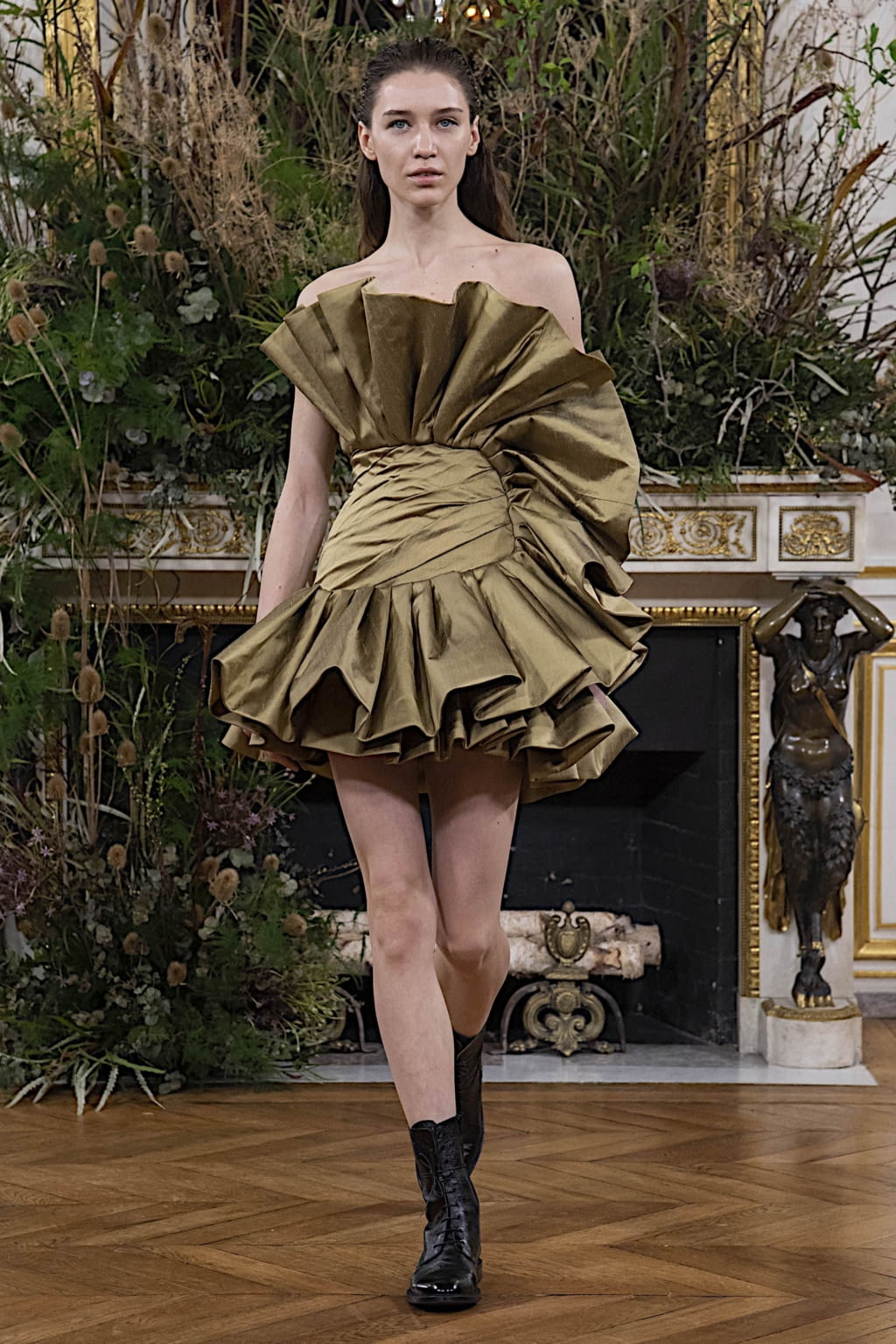 Fashion Week Paris Fall/Winter 2020 look 31 from the Valentin Yudashkin collection womenswear