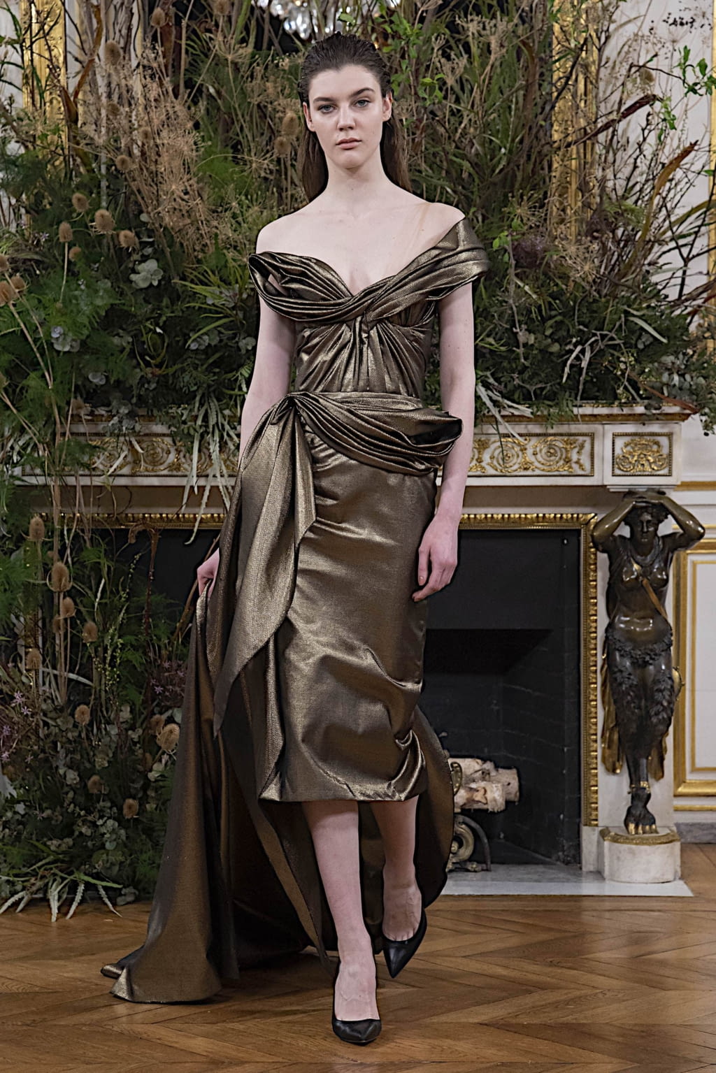 Fashion Week Paris Fall/Winter 2020 look 33 from the Valentin Yudashkin collection womenswear