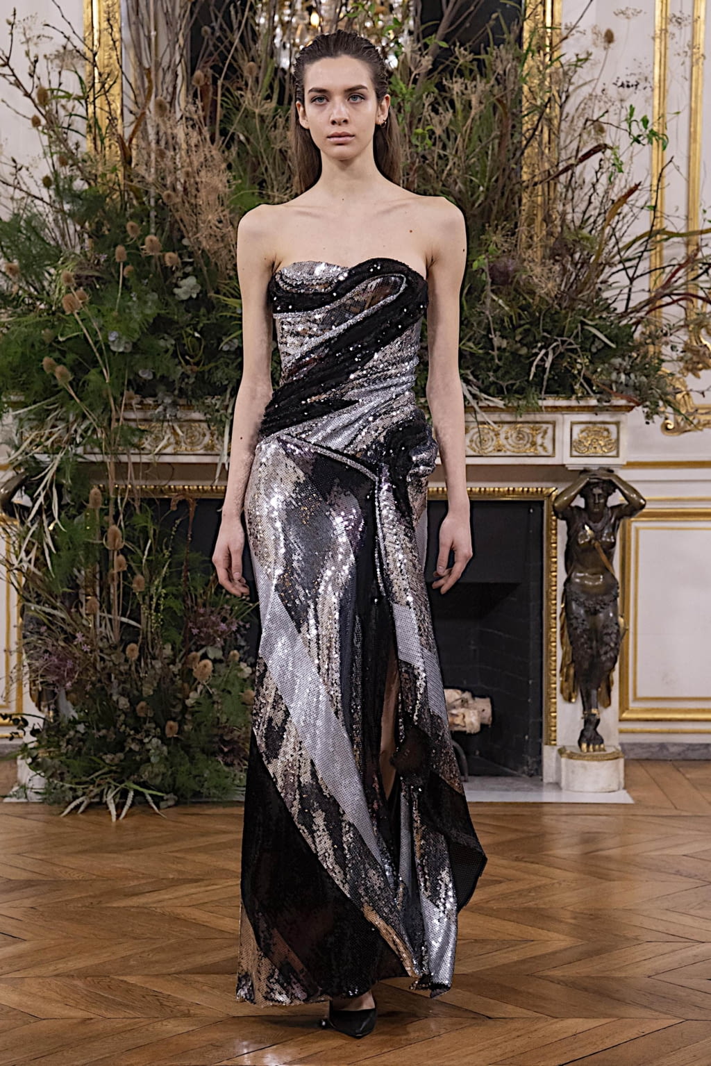 Fashion Week Paris Fall/Winter 2020 look 37 from the Valentin Yudashkin collection 女装