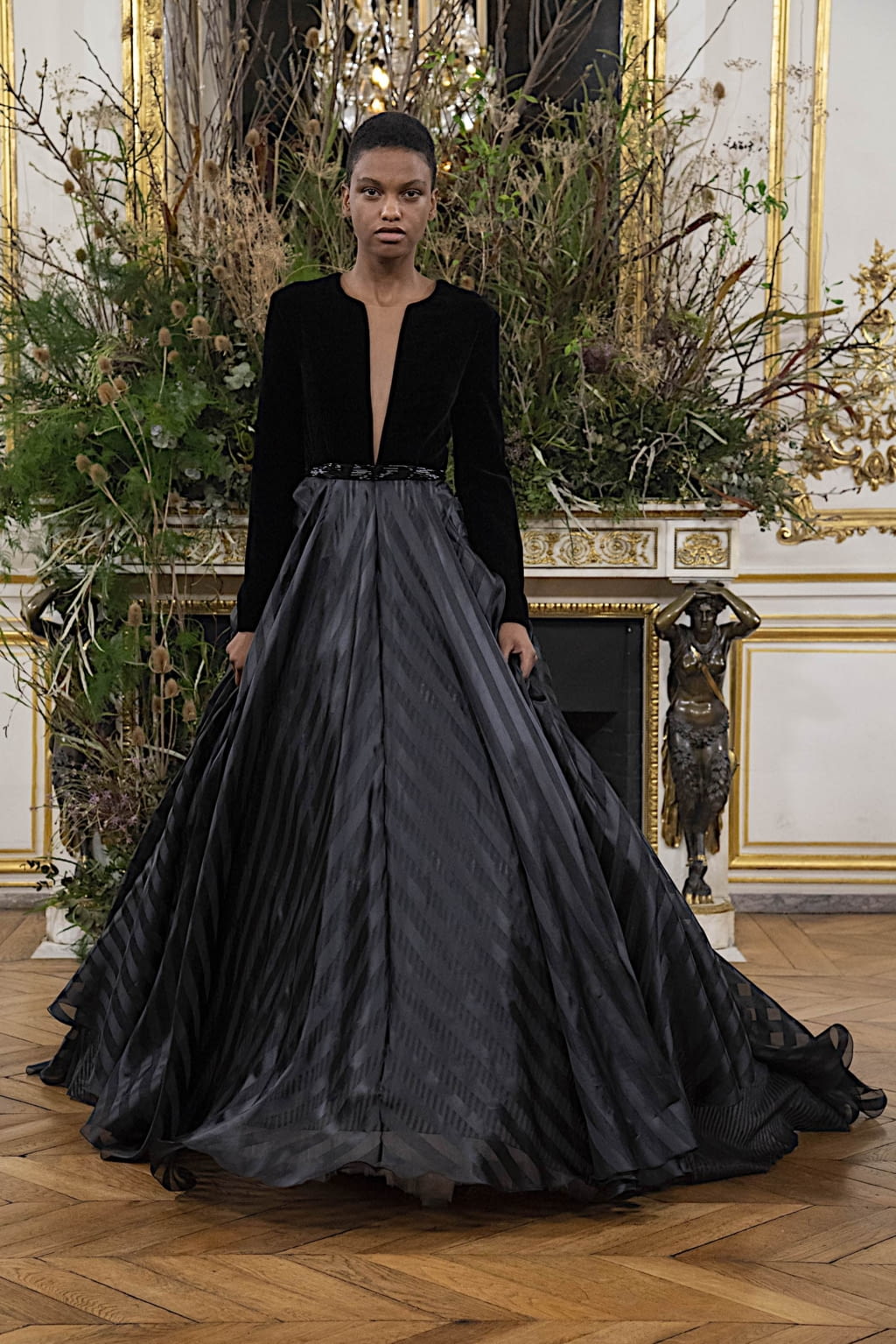 Fashion Week Paris Fall/Winter 2020 look 39 from the Valentin Yudashkin collection 女装