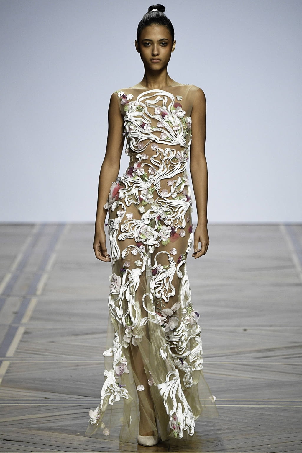 Fashion Week Paris Spring/Summer 2019 look 15 from the Valentin Yudashkin collection 女装