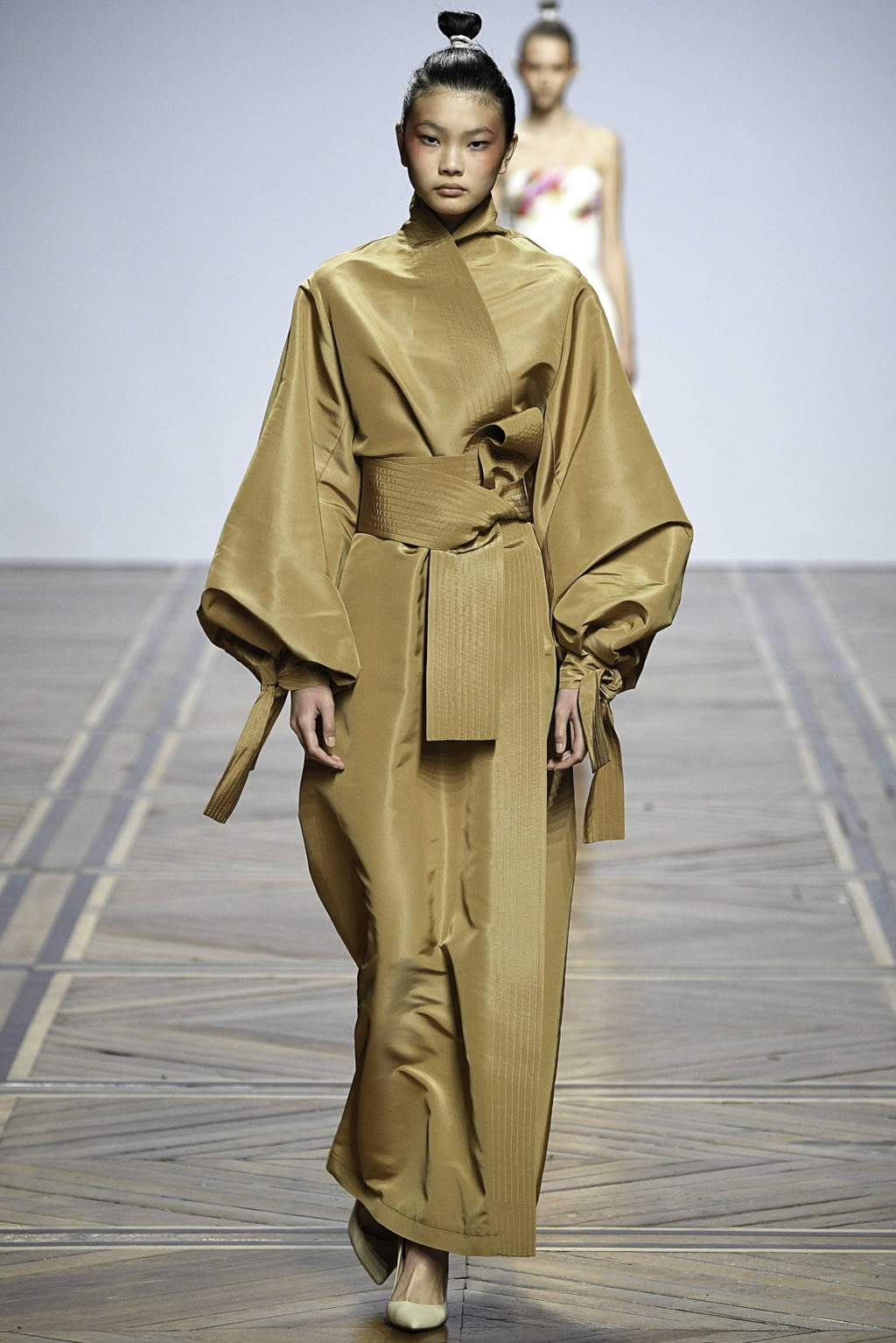 Fashion Week Paris Spring/Summer 2019 look 24 from the Valentin Yudashkin collection 女装
