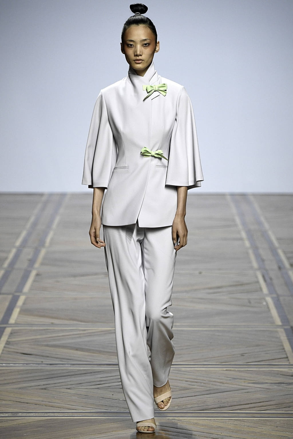 Fashion Week Paris Spring/Summer 2019 look 33 from the Valentin Yudashkin collection 女装