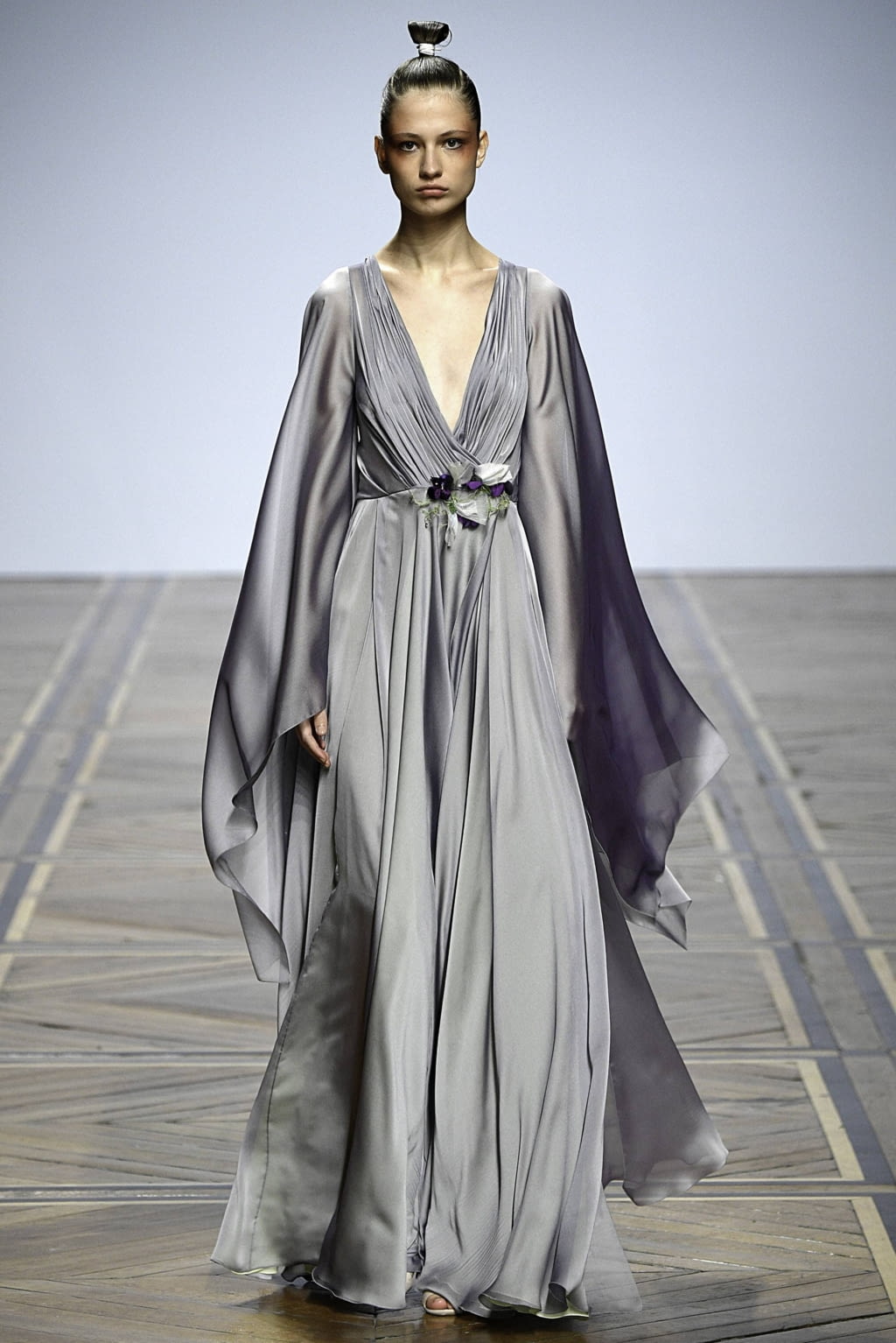 Fashion Week Paris Spring/Summer 2019 look 38 from the Valentin Yudashkin collection 女装