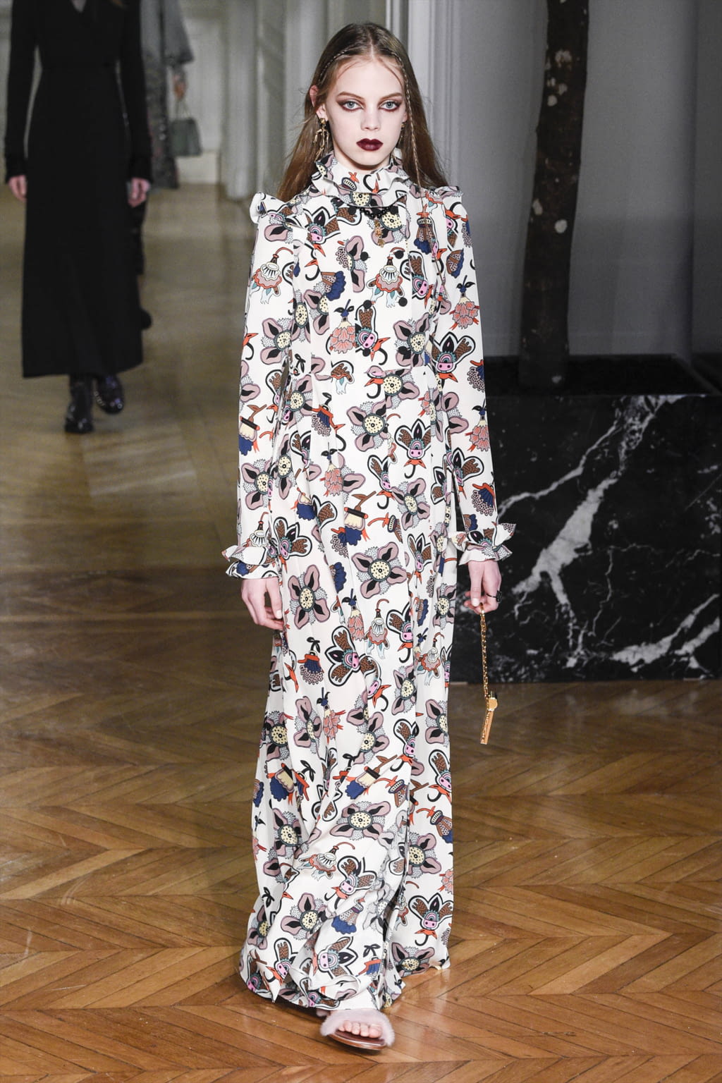 Fashion Week Paris Fall/Winter 2017 look 13 from the Valentino collection womenswear