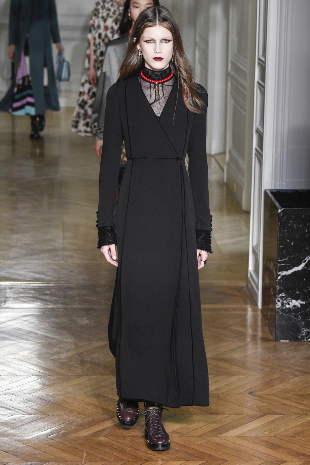 Fashion Week Paris Fall/Winter 2017 look 14 from the Valentino collection womenswear