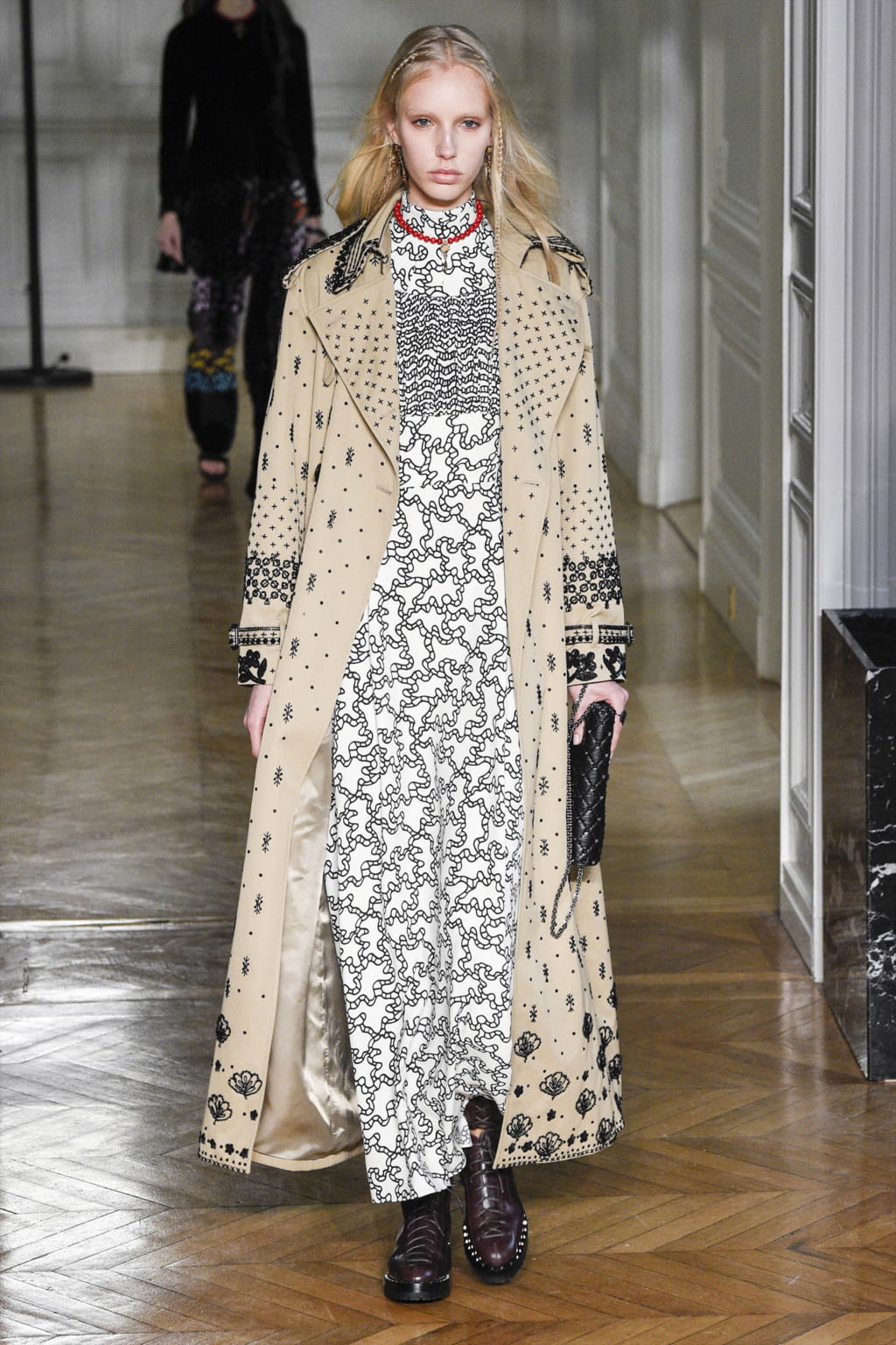 Fashion Week Paris Fall/Winter 2017 look 17 from the Valentino collection 女装