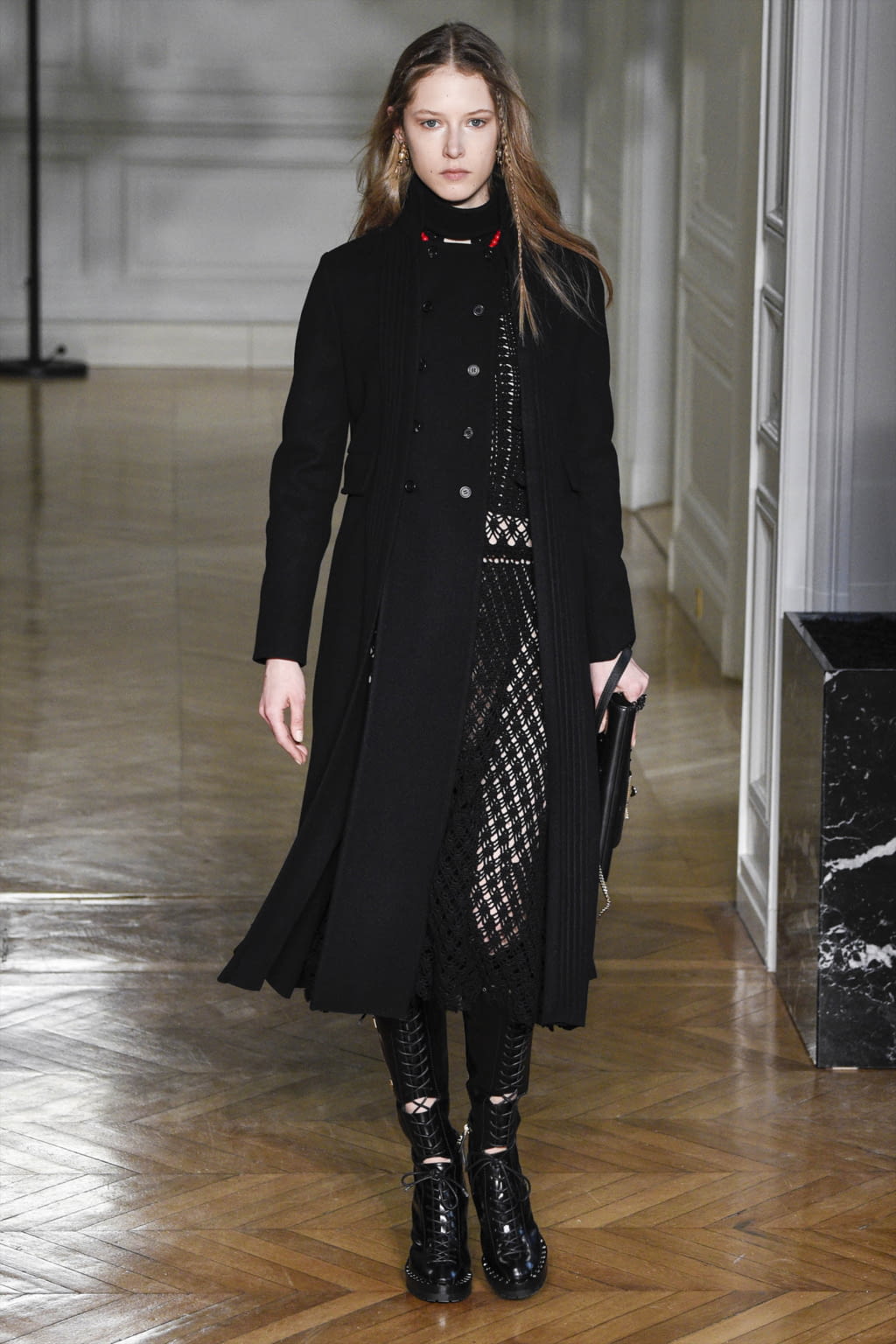 Fashion Week Paris Fall/Winter 2017 look 19 from the Valentino collection womenswear