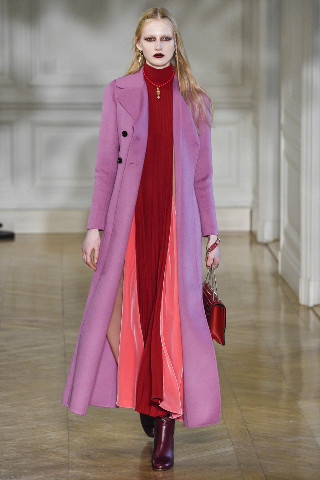 Fashion Week Paris Fall/Winter 2017 look 30 from the Valentino collection womenswear