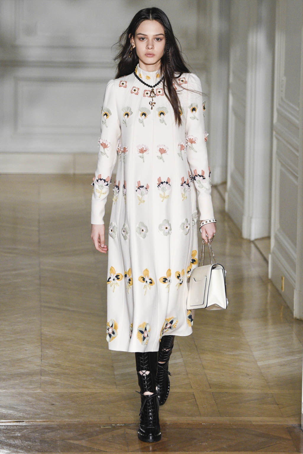 Fashion Week Paris Fall/Winter 2017 look 46 from the Valentino collection womenswear