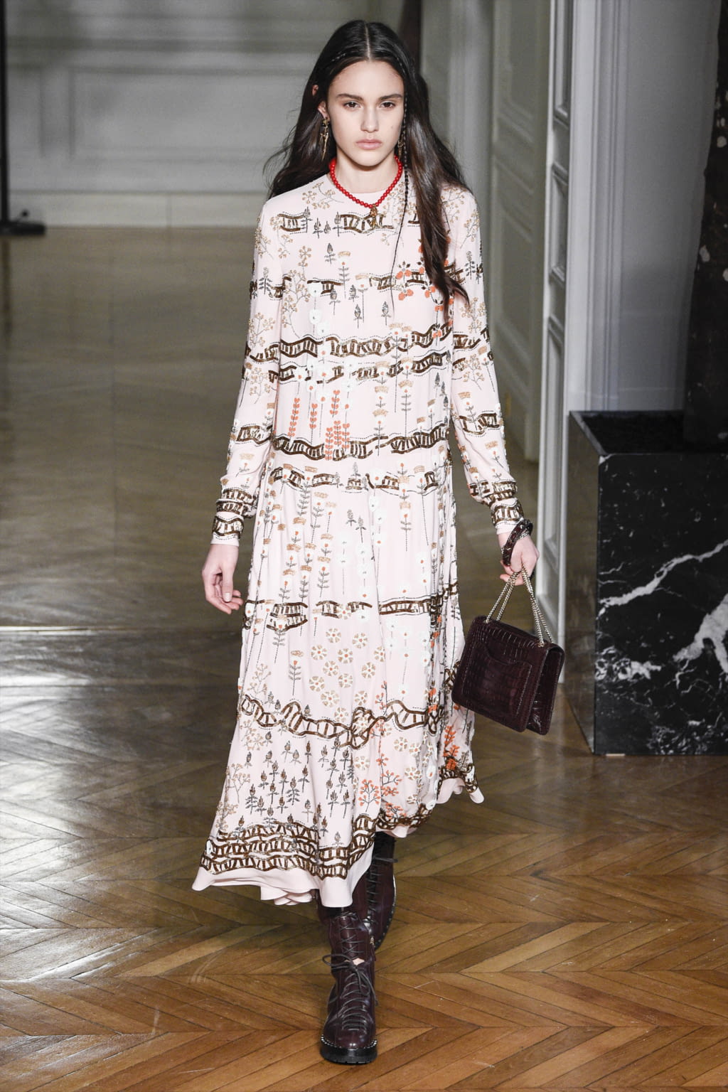 Fashion Week Paris Fall/Winter 2017 look 49 from the Valentino collection womenswear
