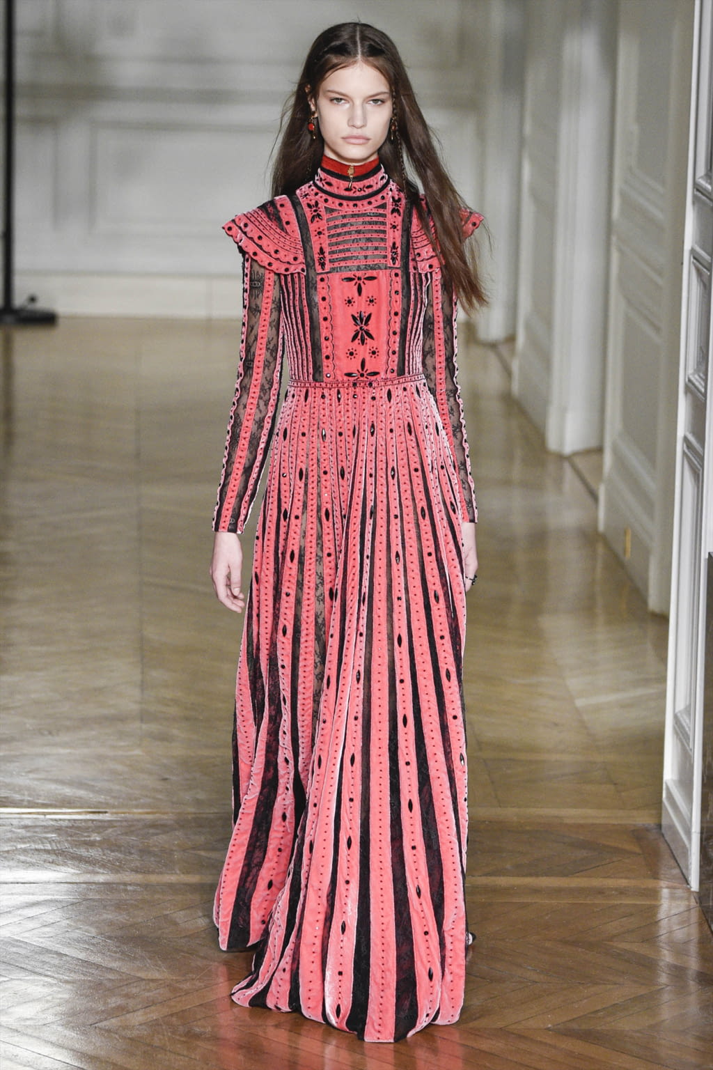 Fashion Week Paris Fall/Winter 2017 look 61 from the Valentino collection womenswear