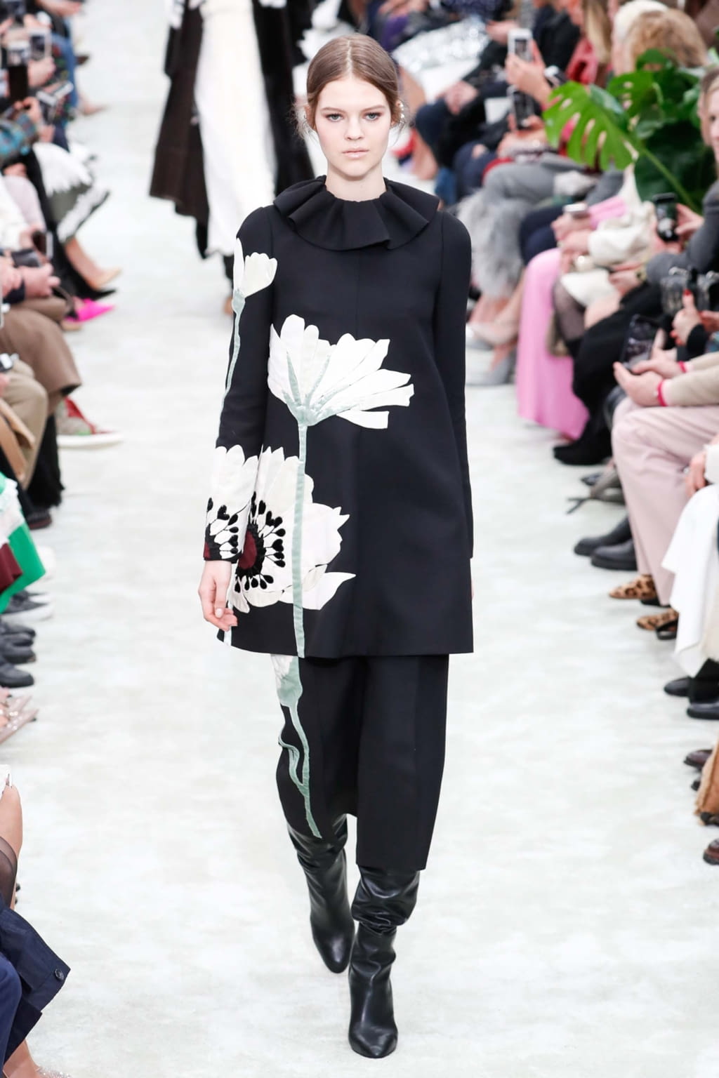 Fashion Week Paris Fall/Winter 2018 look 15 from the Valentino collection womenswear
