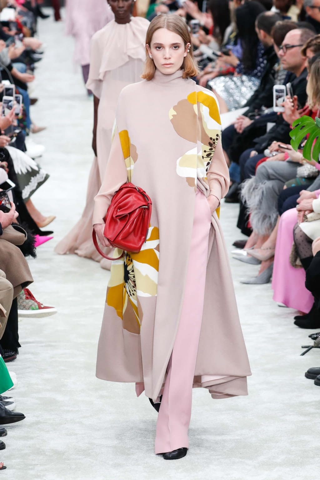 Fashion Week Paris Fall/Winter 2018 look 25 from the Valentino collection womenswear