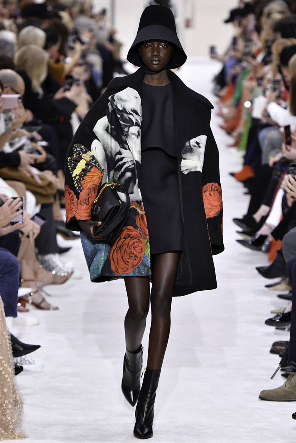 Fashion Week Paris Fall/Winter 2019 look 1 de la collection Valentino womenswear