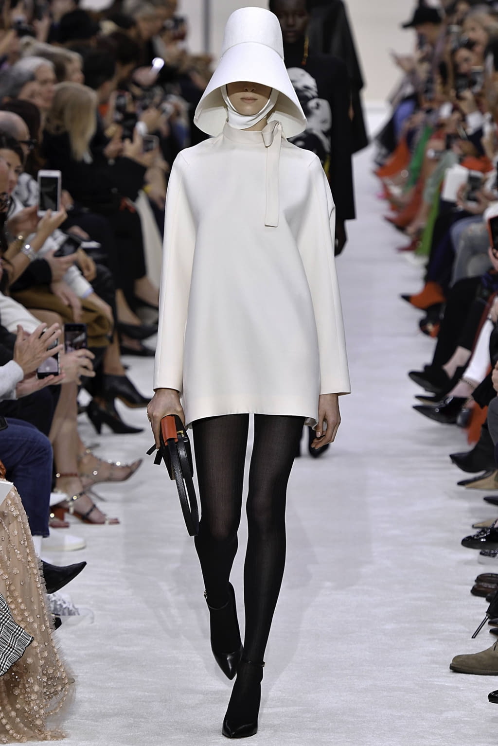 Fashion Week Paris Fall/Winter 2019 look 3 de la collection Valentino womenswear