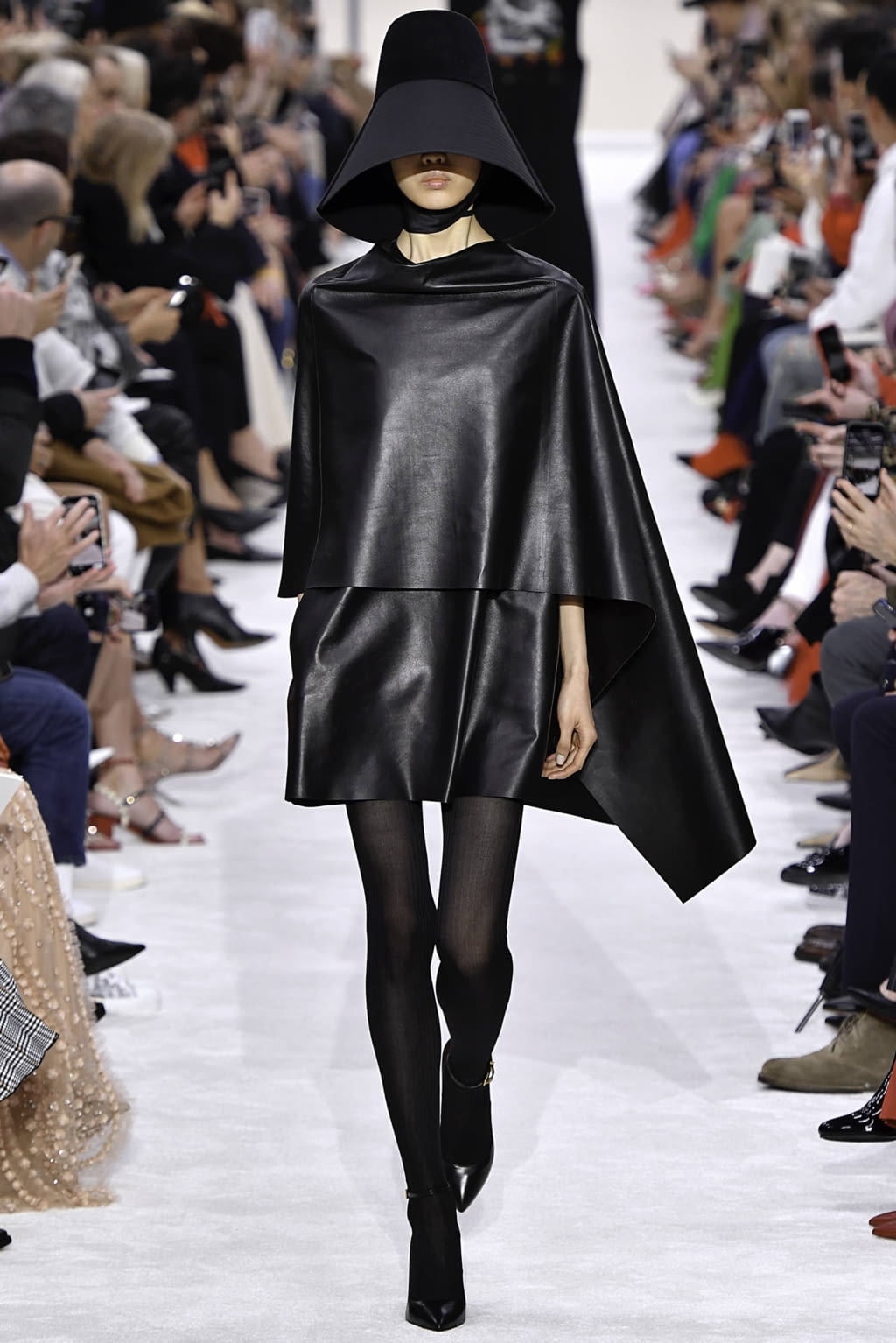 Fashion Week Paris Fall/Winter 2019 look 5 de la collection Valentino womenswear