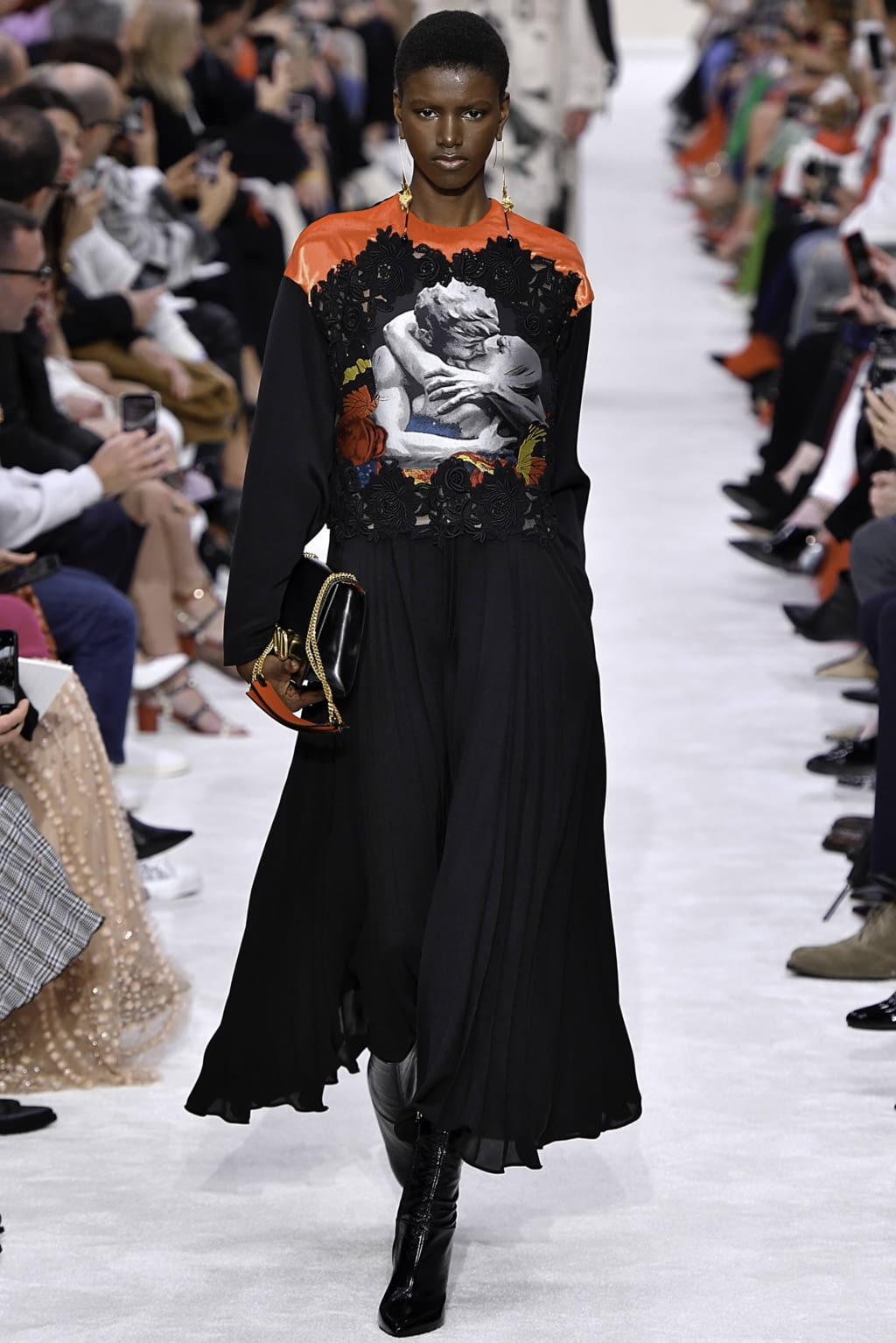 Fashion Week Paris Fall/Winter 2019 look 6 from the Valentino collection 女装