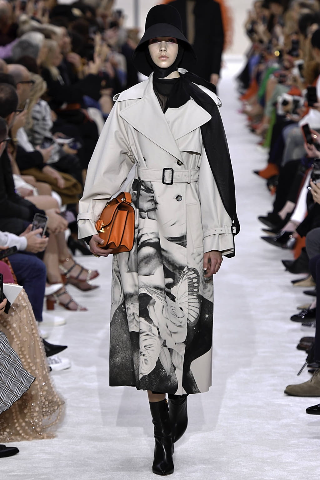 Fashion Week Paris Fall/Winter 2019 look 7 from the Valentino collection womenswear