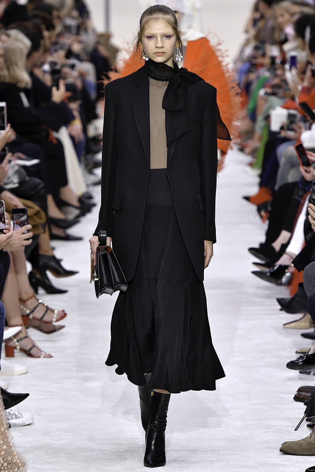 Fashion Week Paris Fall/Winter 2019 look 8 from the Valentino collection 女装