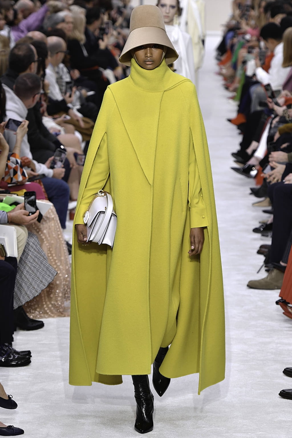 Fashion Week Paris Fall/Winter 2019 look 12 from the Valentino collection 女装