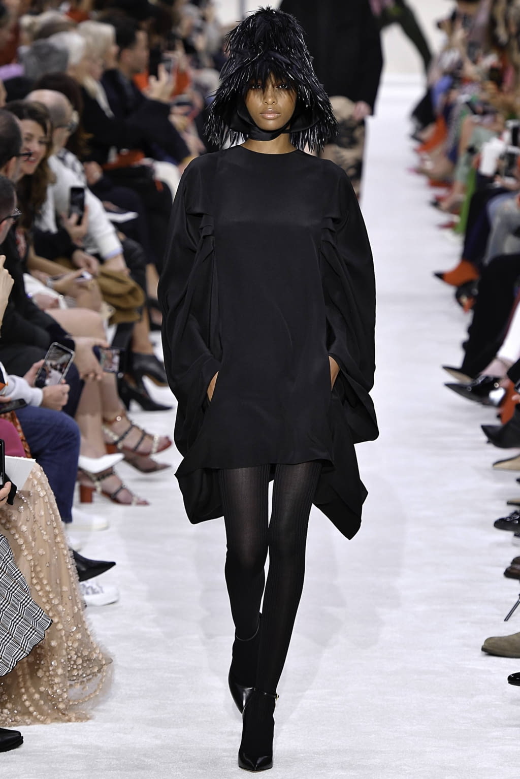 Fashion Week Paris Fall/Winter 2019 look 17 from the Valentino collection womenswear
