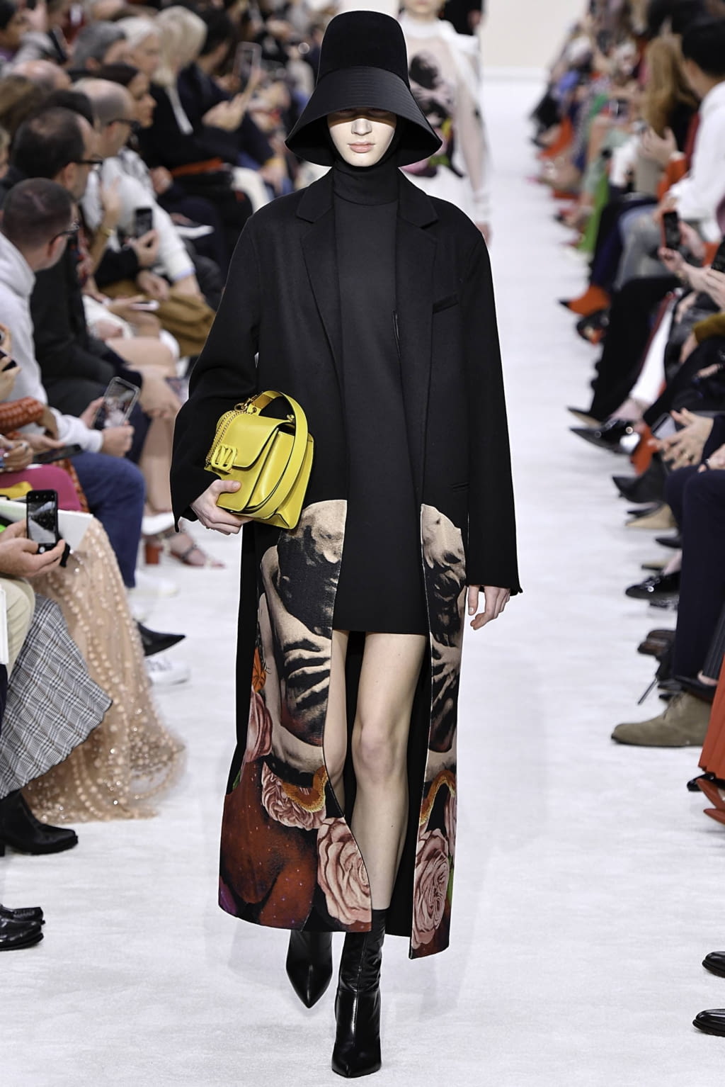 Fashion Week Paris Fall/Winter 2019 look 18 from the Valentino collection 女装