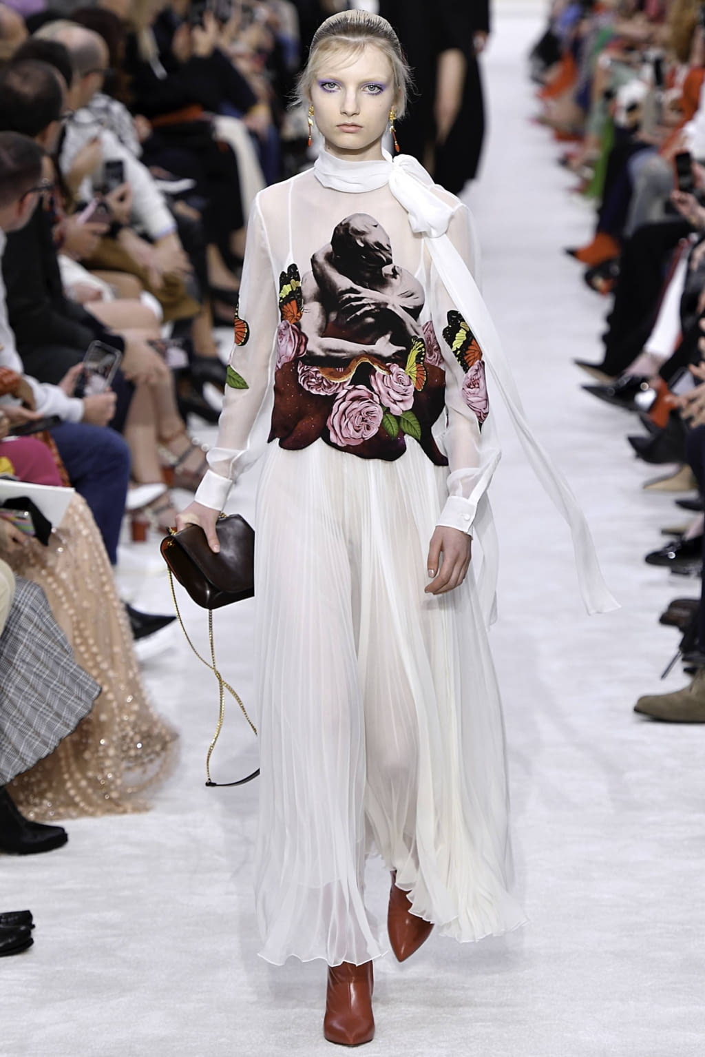 Fashion Week Paris Fall/Winter 2019 look 19 from the Valentino collection womenswear
