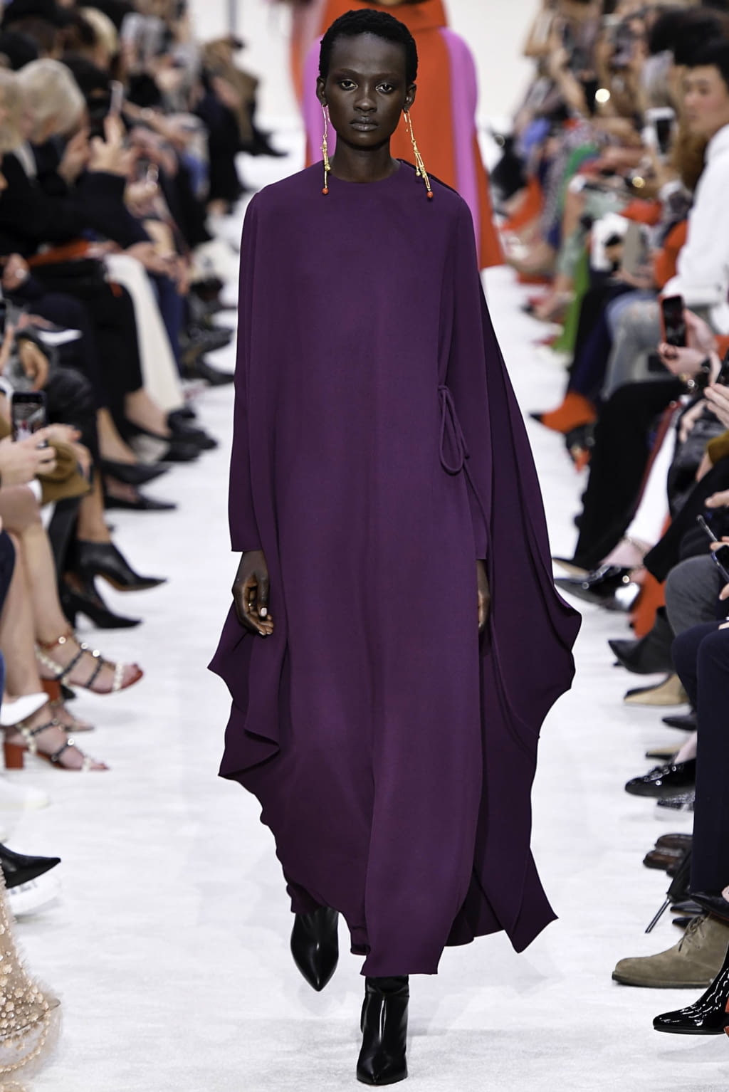 Fashion Week Paris Fall/Winter 2019 look 21 from the Valentino collection womenswear