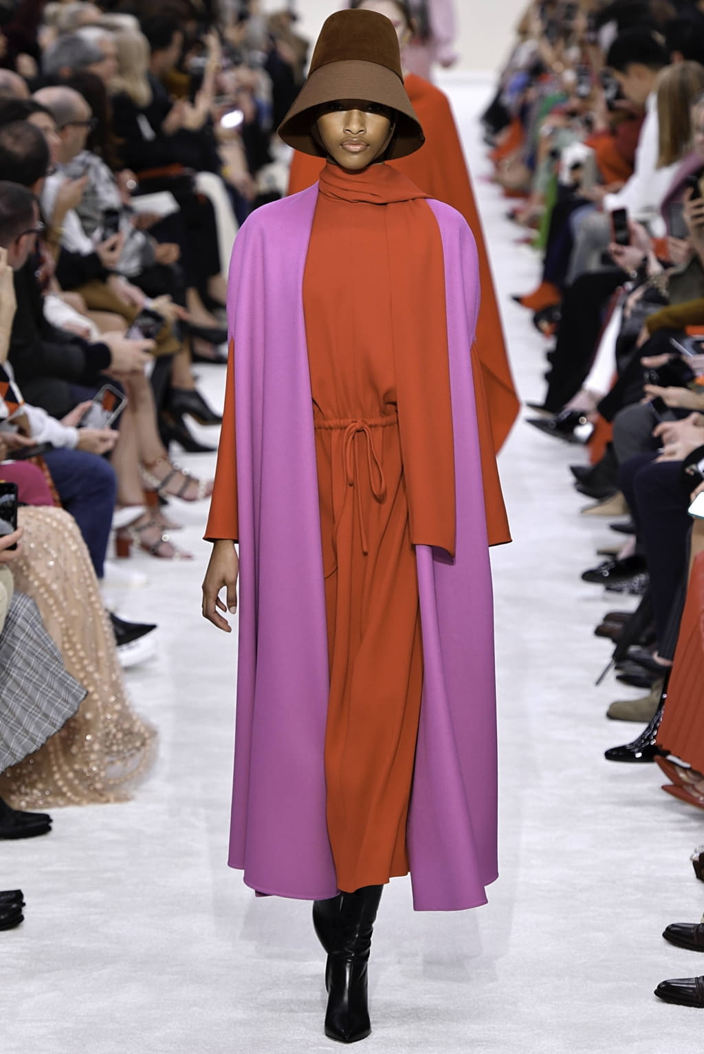 Fashion Week Paris Fall/Winter 2019 look 22 from the Valentino collection womenswear