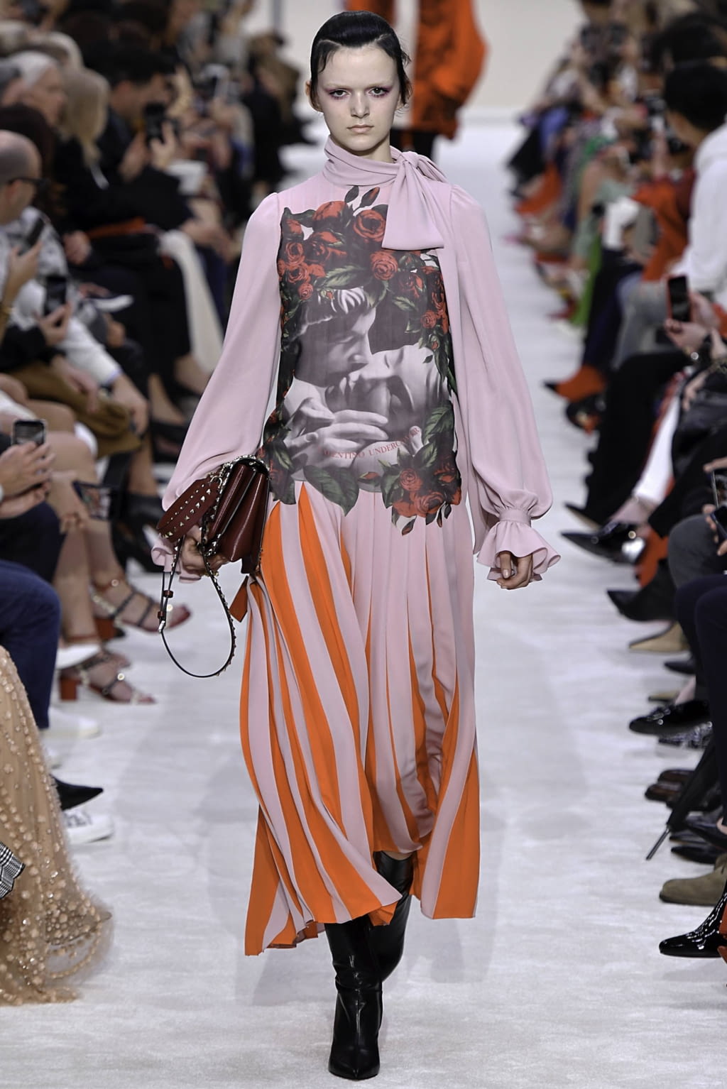 Fashion Week Paris Fall/Winter 2019 look 24 from the Valentino collection womenswear