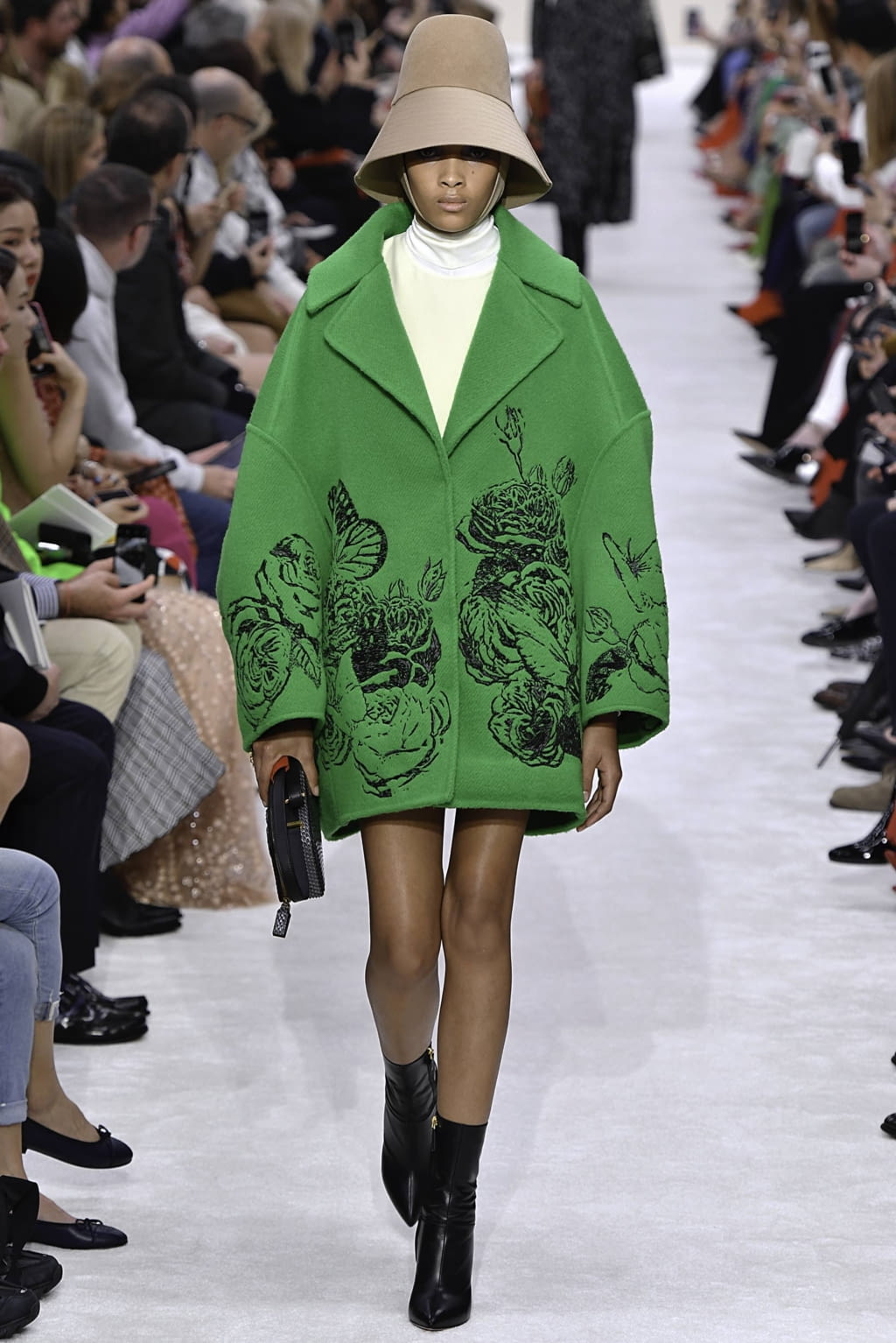 Fashion Week Paris Fall/Winter 2019 look 30 from the Valentino collection 女装