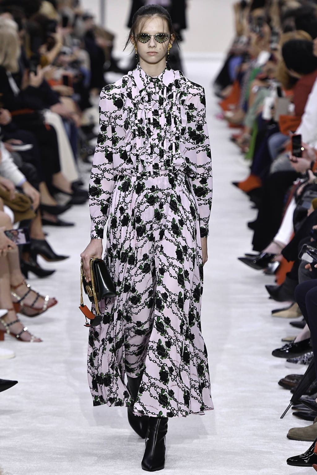 Fashion Week Paris Fall/Winter 2019 look 33 from the Valentino collection 女装