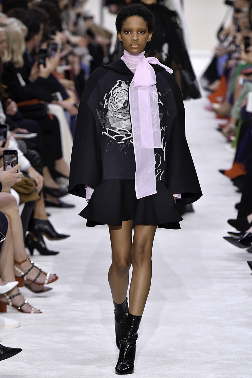 Fashion Week Paris Fall/Winter 2019 look 34 from the Valentino collection 女装